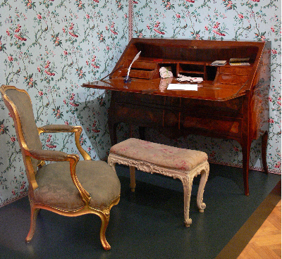 Antique Furnitures Exporters, Wholesaler & Manufacturer | eximnext.com